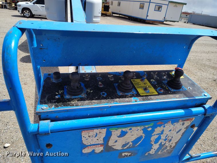 image for item EH0223 2005 Genie S-60 boom lift