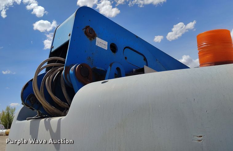 image for item EH0223 2005 Genie S-60 boom lift