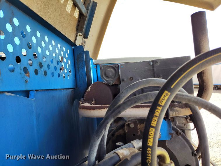 image for item EH0223 2005 Genie S-60 boom lift