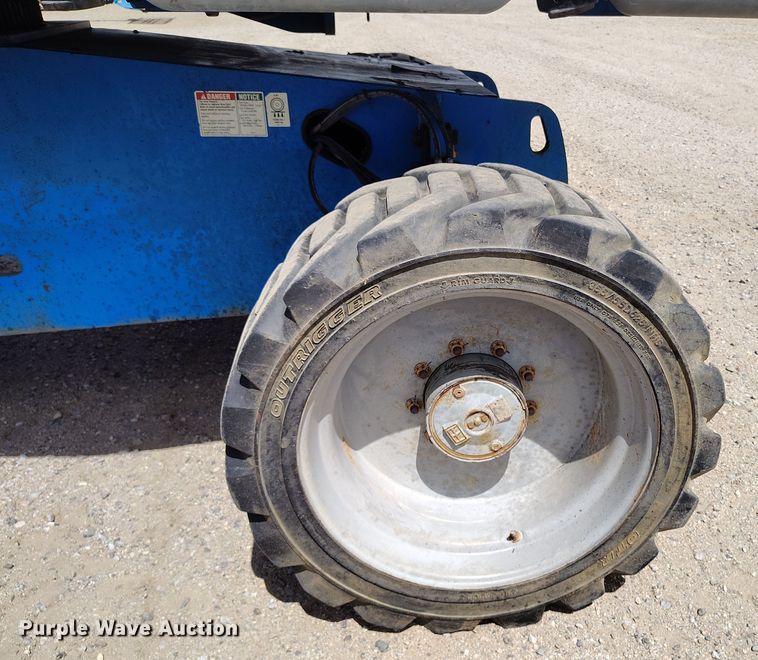 image for item EH0223 2005 Genie S-60 boom lift