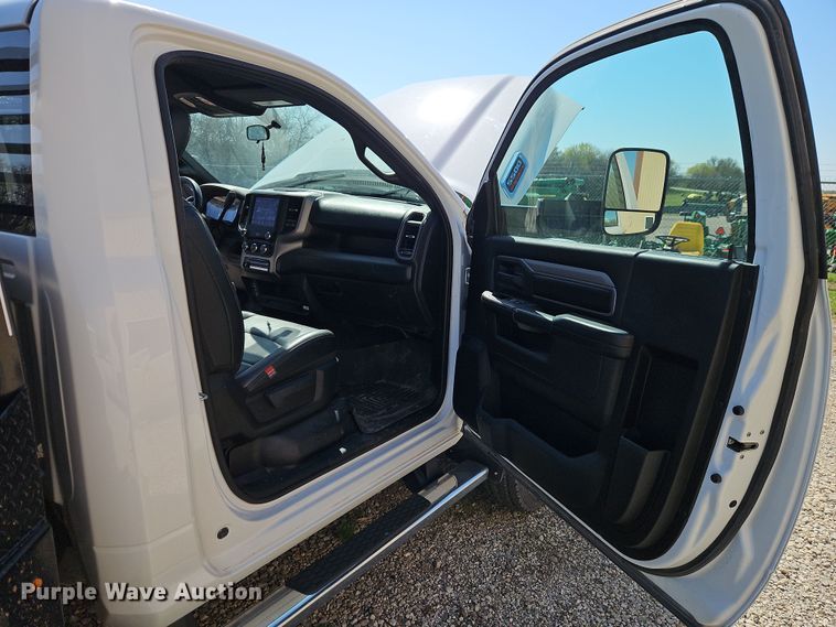 image for item EI8941 2022 Dodge Ram 5500 flatbed truck