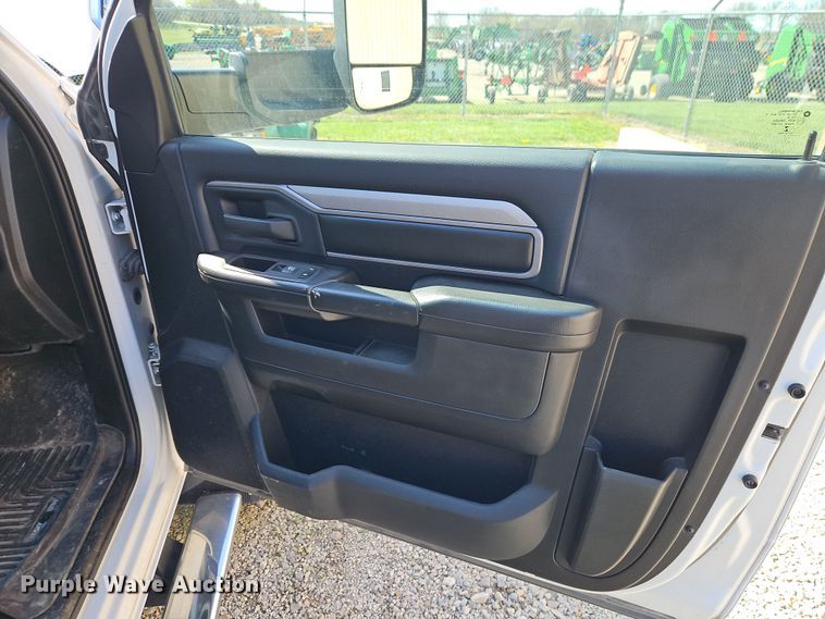 image for item EI8941 2022 Dodge Ram 5500 flatbed truck