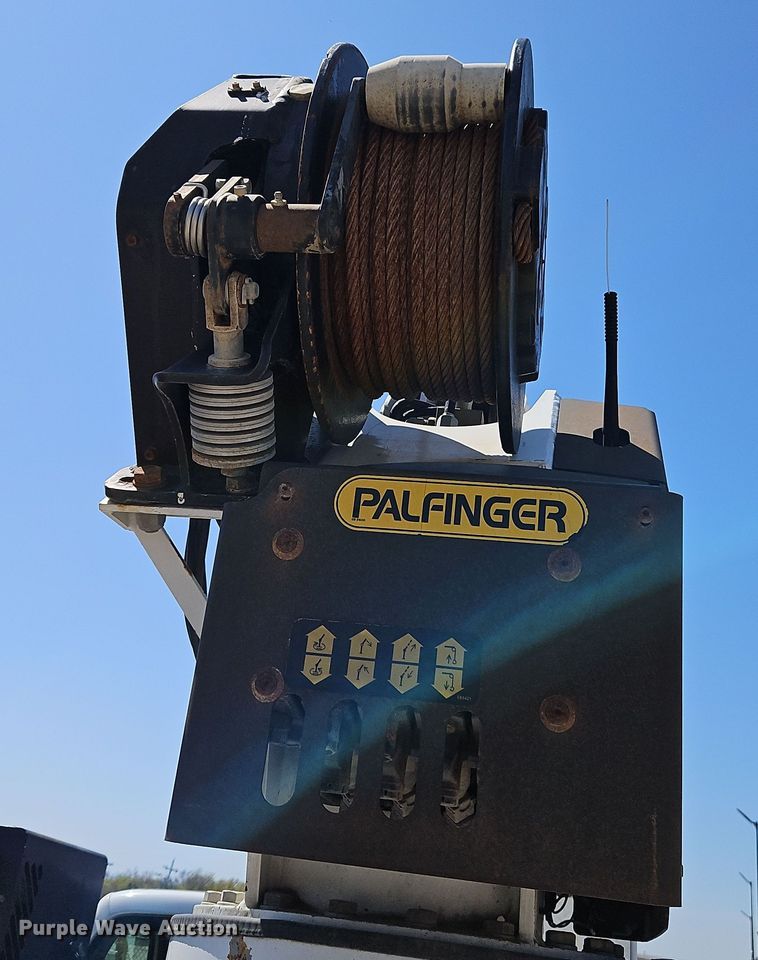 image for item EI8942 2010 Ford F550  utility / service truck