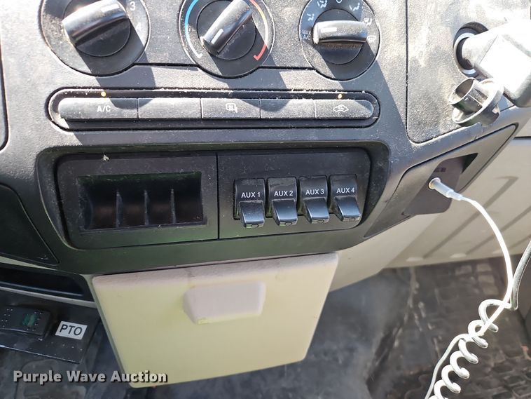 image for item EI8942 2010 Ford F550  utility / service truck