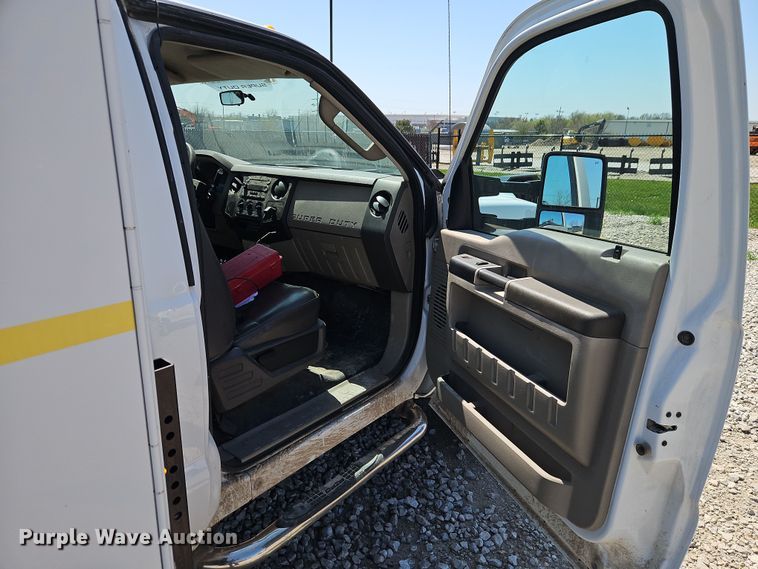 image for item EI8942 2010 Ford F550  utility / service truck
