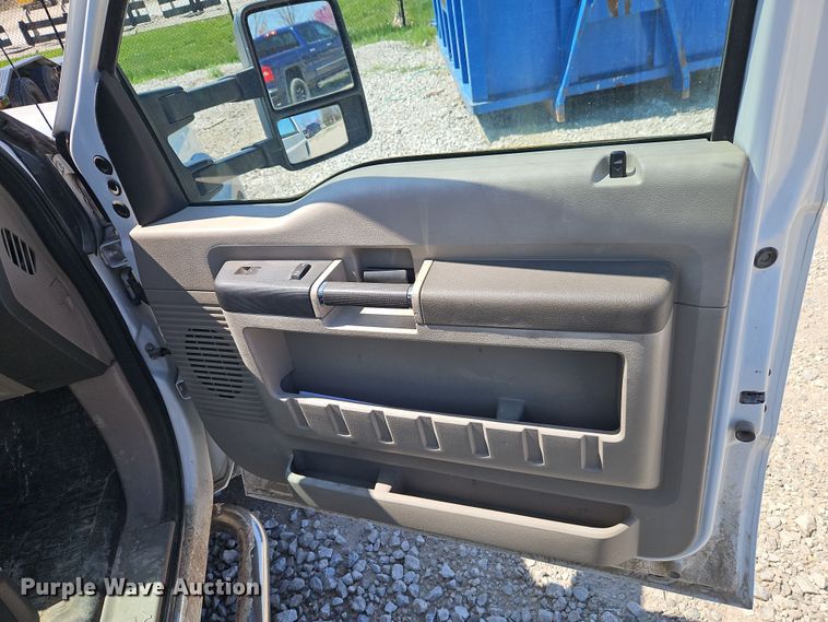 image for item EI8942 2010 Ford F550  utility / service truck