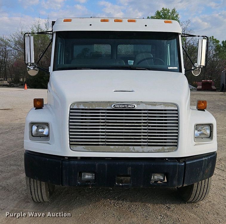 image for item EI8946 2000 Freightliner FL70 flatbed truck