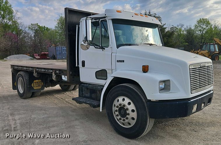 image for item EI8946 2000 Freightliner FL70 flatbed truck