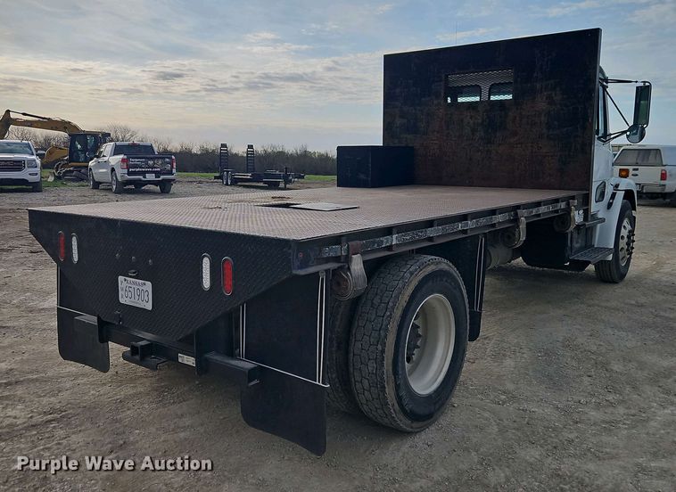 image for item EI8946 2000 Freightliner FL70 flatbed truck