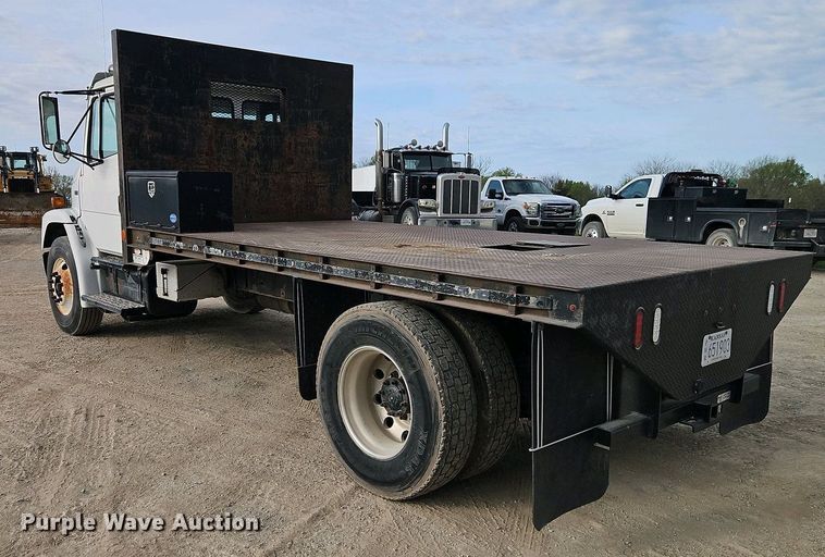 image for item EI8946 2000 Freightliner FL70 flatbed truck