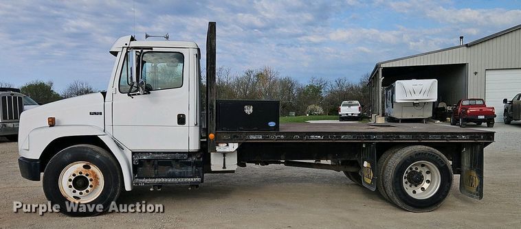 image for item EI8946 2000 Freightliner FL70 flatbed truck
