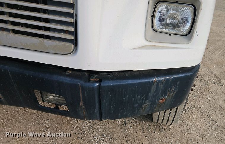 image for item EI8946 2000 Freightliner FL70 flatbed truck