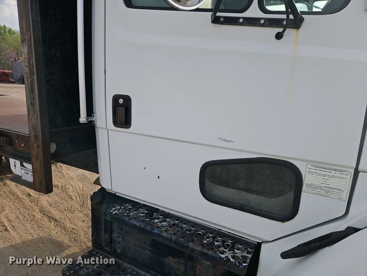 image for item EI8946 2000 Freightliner FL70 flatbed truck