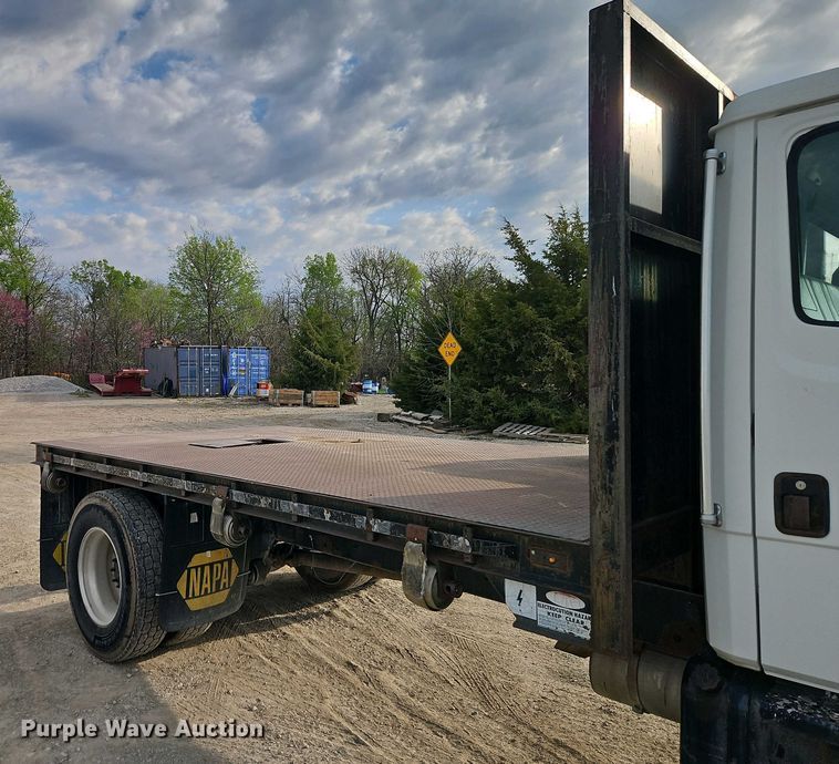 image for item EI8946 2000 Freightliner FL70 flatbed truck