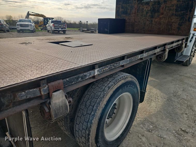 image for item EI8946 2000 Freightliner FL70 flatbed truck