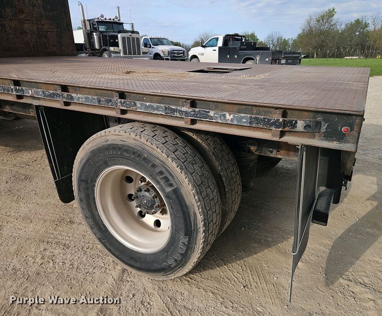 image for item EI8946 2000 Freightliner FL70 flatbed truck