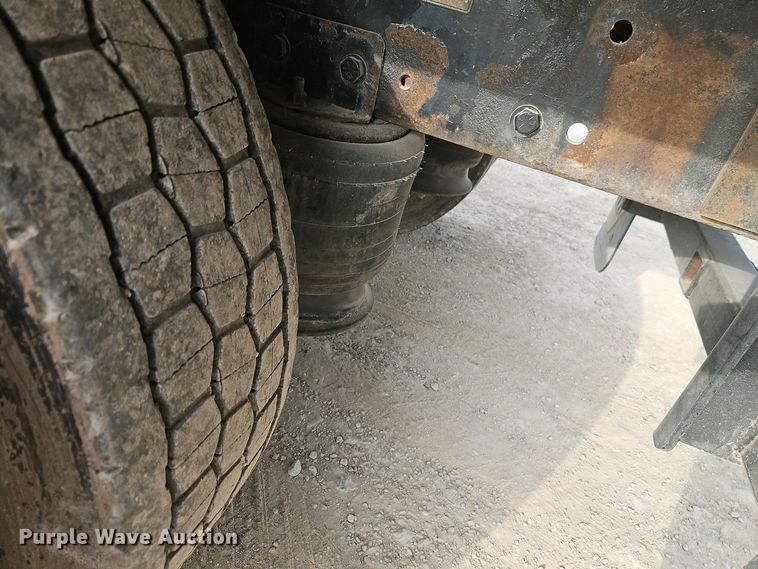 image for item EI8946 2000 Freightliner FL70 flatbed truck