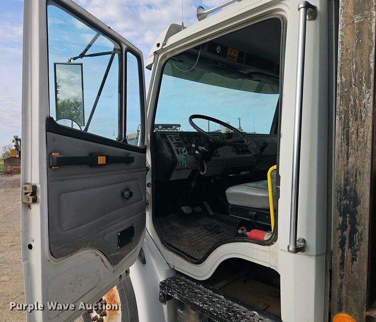 image for item EI8946 2000 Freightliner FL70 flatbed truck