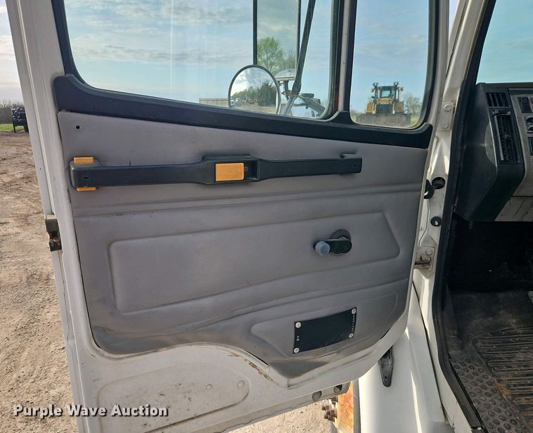 image for item EI8946 2000 Freightliner FL70 flatbed truck