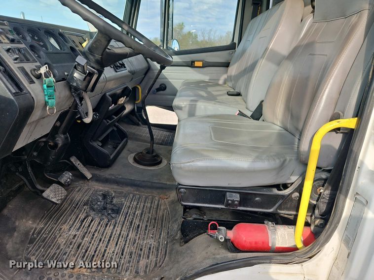 image for item EI8946 2000 Freightliner FL70 flatbed truck