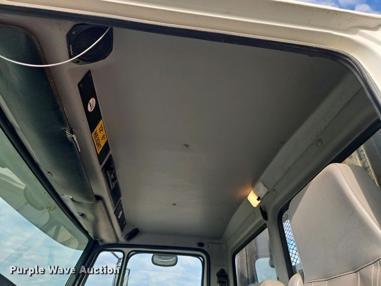 image for item EI8946 2000 Freightliner FL70 flatbed truck