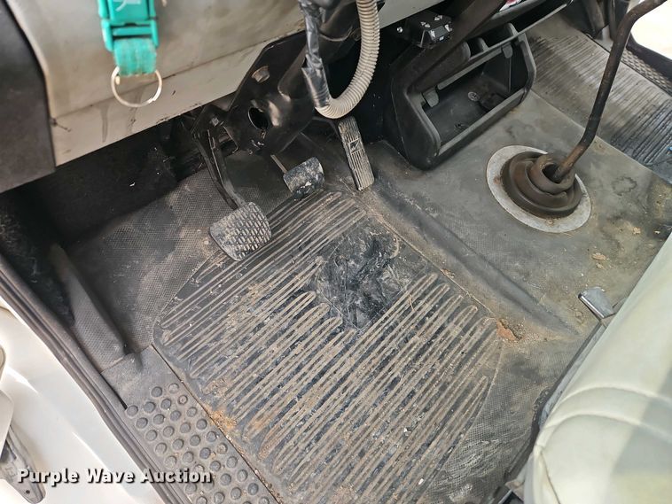 image for item EI8946 2000 Freightliner FL70 flatbed truck