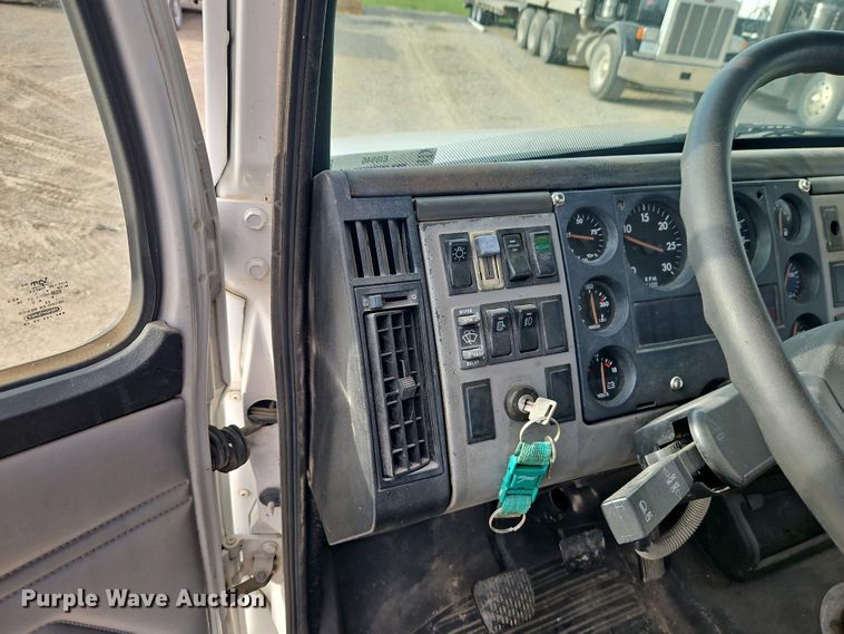 image for item EI8946 2000 Freightliner FL70 flatbed truck