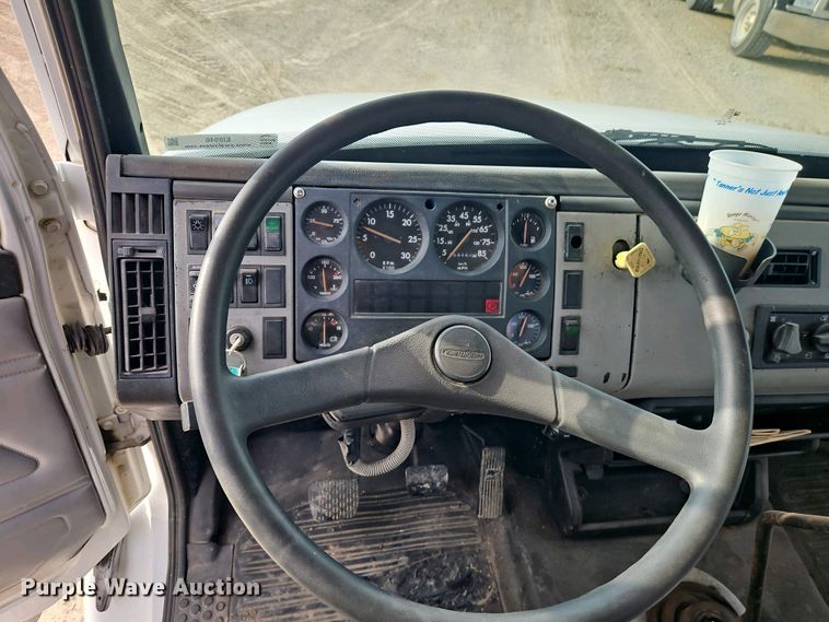 image for item EI8946 2000 Freightliner FL70 flatbed truck