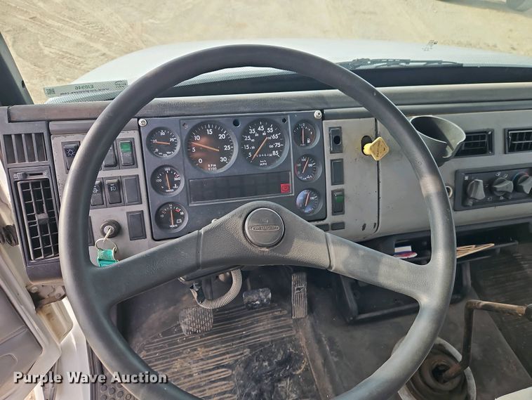 image for item EI8946 2000 Freightliner FL70 flatbed truck