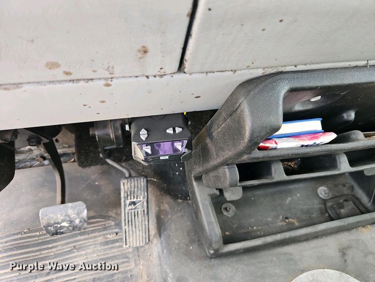 image for item EI8946 2000 Freightliner FL70 flatbed truck