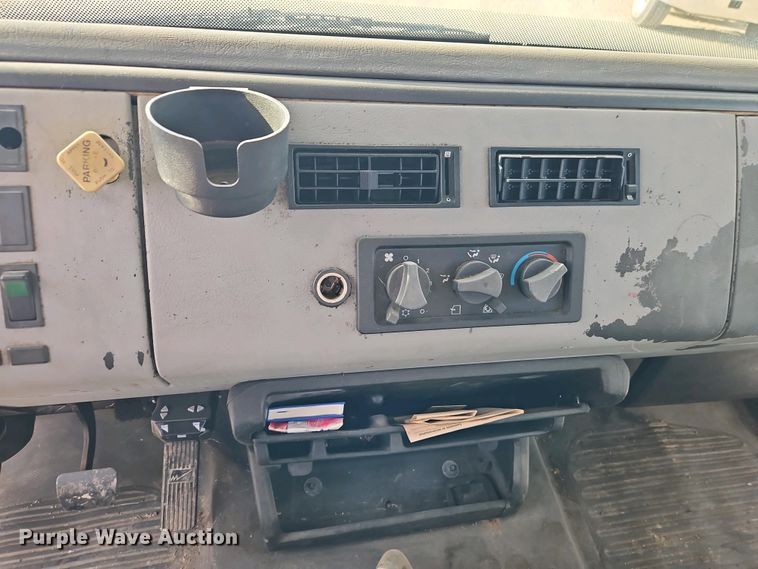 image for item EI8946 2000 Freightliner FL70 flatbed truck