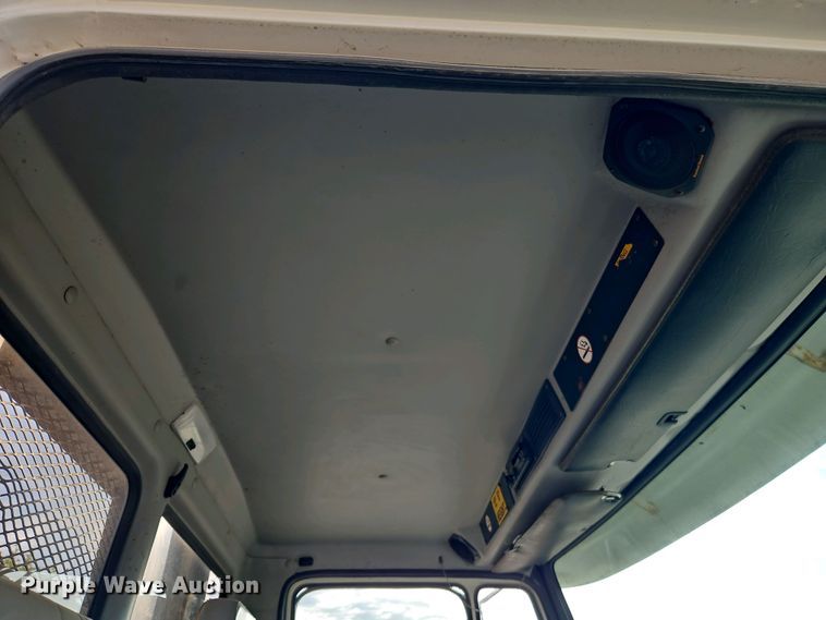 image for item EI8946 2000 Freightliner FL70 flatbed truck