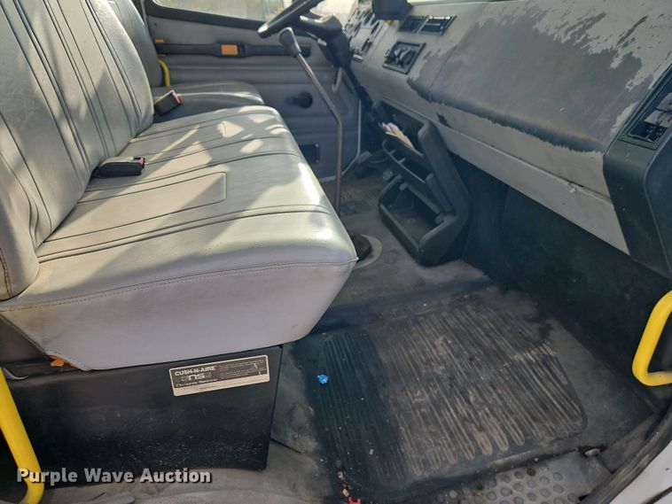 image for item EI8946 2000 Freightliner FL70 flatbed truck