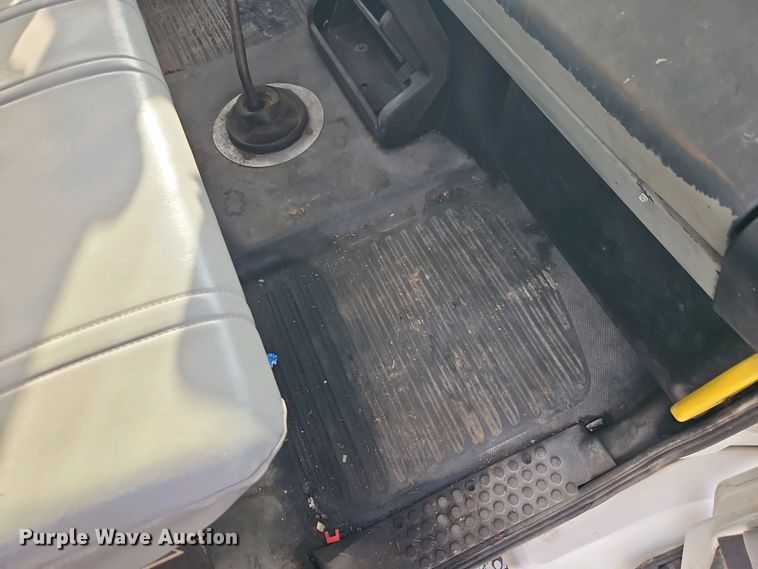 image for item EI8946 2000 Freightliner FL70 flatbed truck