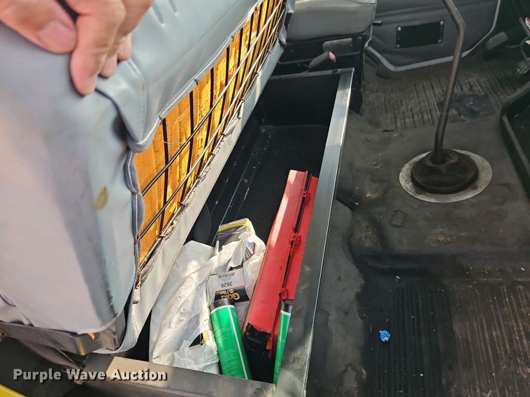 image for item EI8946 2000 Freightliner FL70 flatbed truck