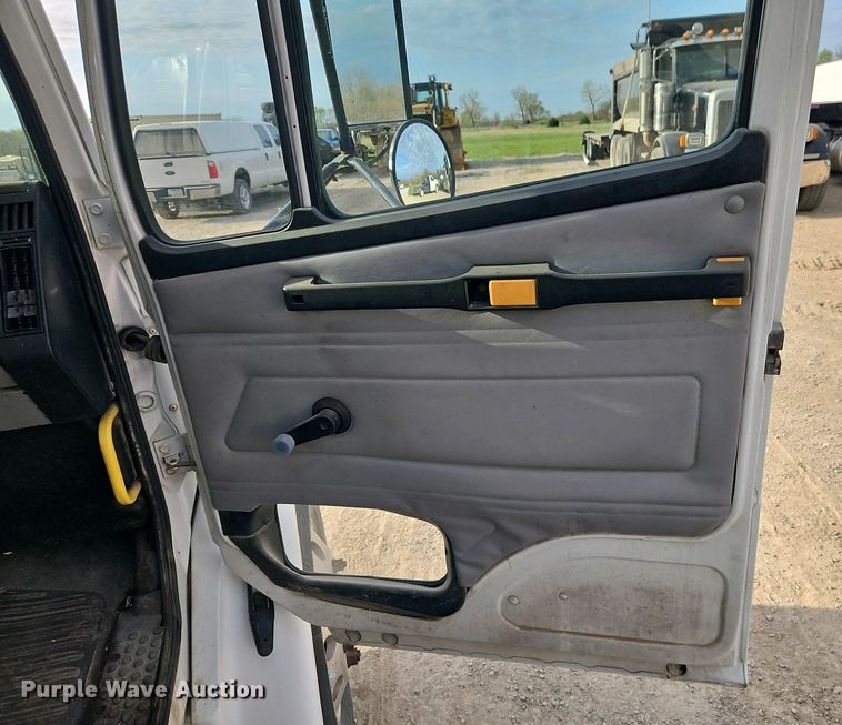 image for item EI8946 2000 Freightliner FL70 flatbed truck