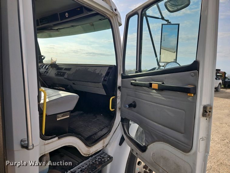 image for item EI8946 2000 Freightliner FL70 flatbed truck