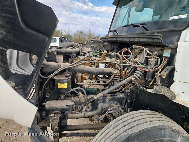 image for item EI8946 2000 Freightliner FL70 flatbed truck