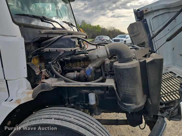 image for item EI8946 2000 Freightliner FL70 flatbed truck