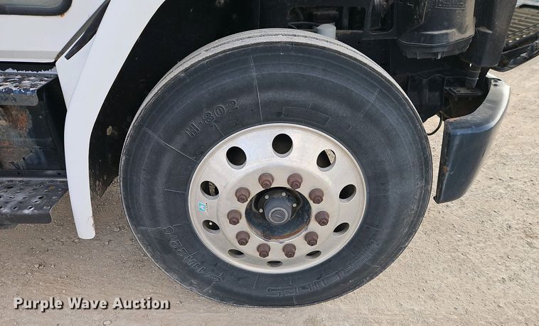 image for item EI8946 2000 Freightliner FL70 flatbed truck