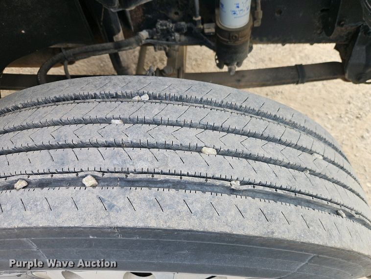 image for item EI8946 2000 Freightliner FL70 flatbed truck