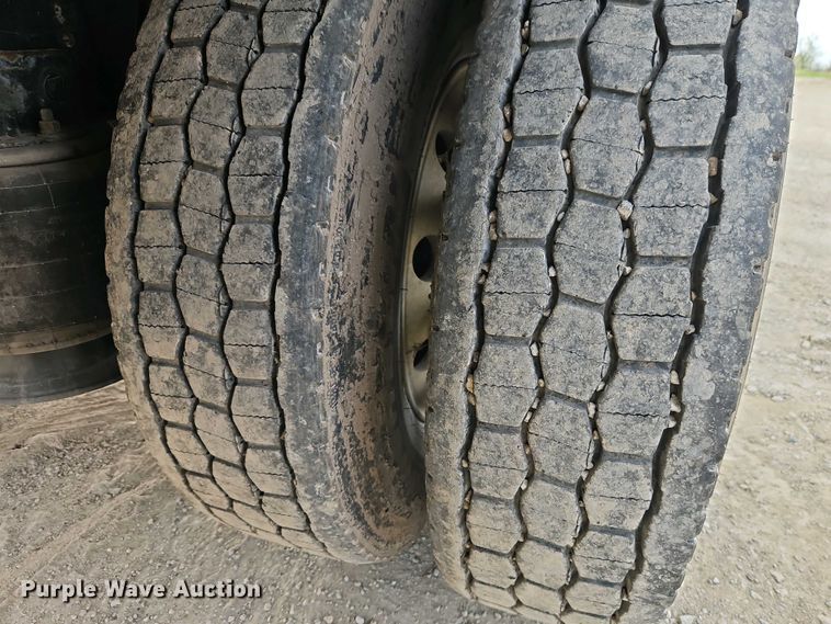 image for item EI8946 2000 Freightliner FL70 flatbed truck