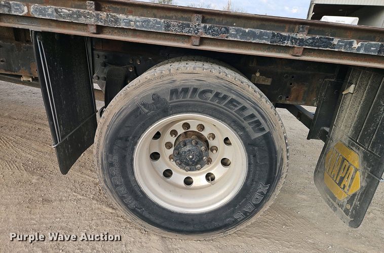 image for item EI8946 2000 Freightliner FL70 flatbed truck