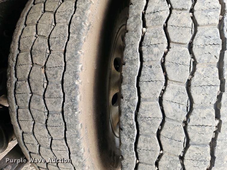 image for item EI8946 2000 Freightliner FL70 flatbed truck