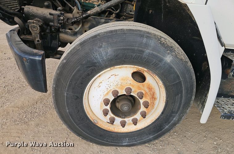 image for item EI8946 2000 Freightliner FL70 flatbed truck