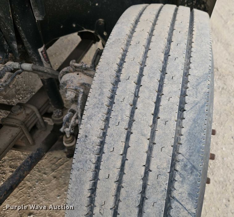 image for item EI8946 2000 Freightliner FL70 flatbed truck