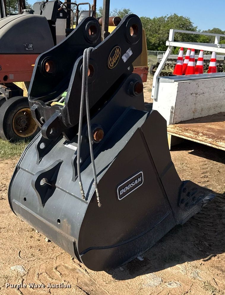 image for item EJ3612 2021 Doosan excavator bucket