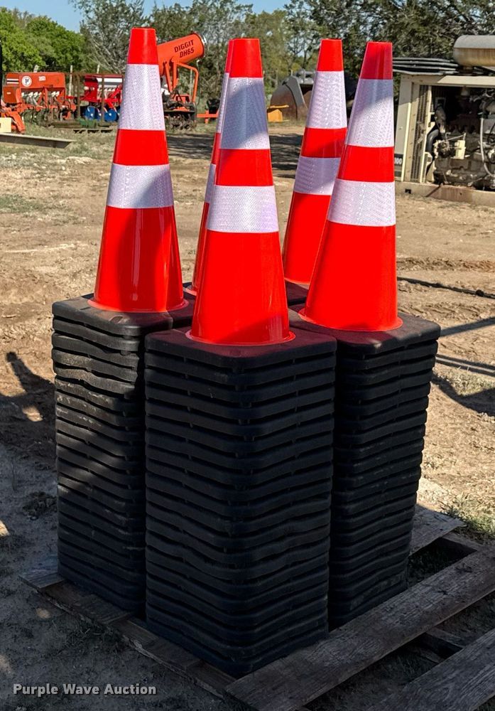 image for item EJ3614 (100) traffic cones