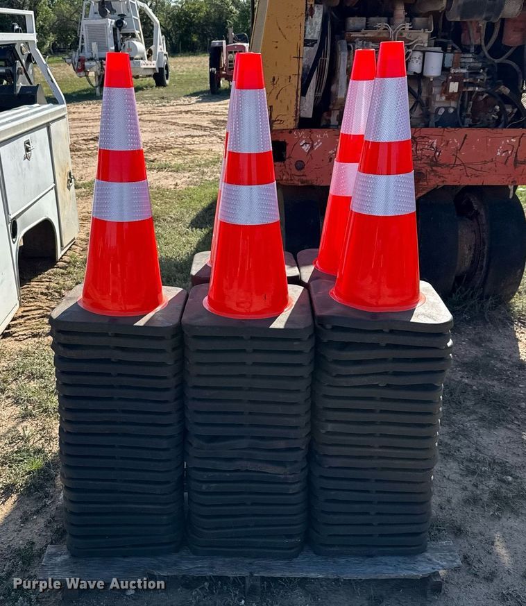 image for item EJ3614 (100) traffic cones