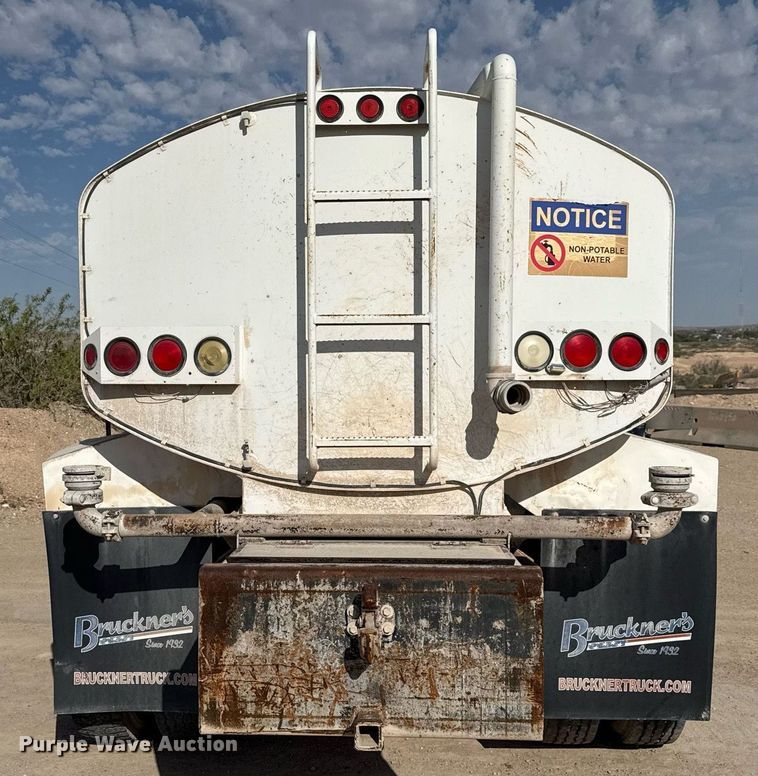 image for item EJ3643 2000 Ford F650 Super Duty XL water truck